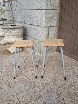 Taburetes de madera los asientos.