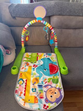 Manta de juego Fisher-Price con arco y juguetes