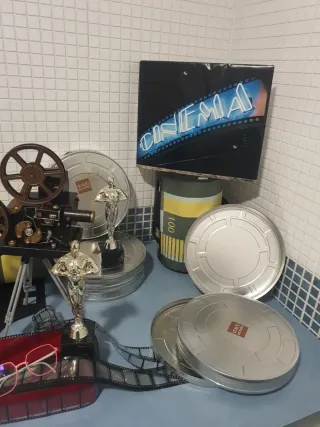 Proyector cine, carretes y  figura de Oscars