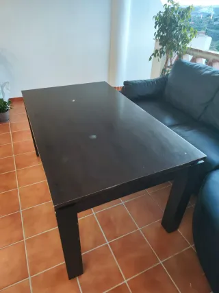 Mesa de madera maciza oscura