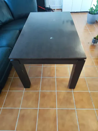 Mesa de madera maciza oscura