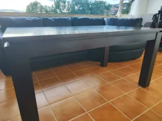 Mesa de madera maciza oscura