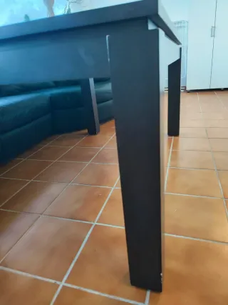 Mesa de madera maciza oscura