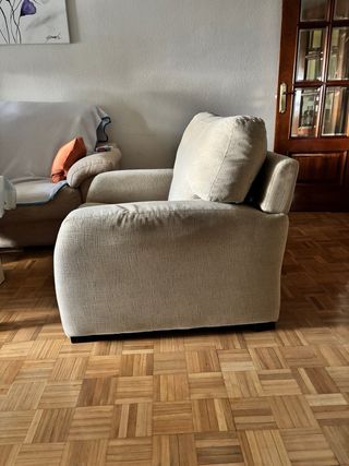 Sillón de tela beige
