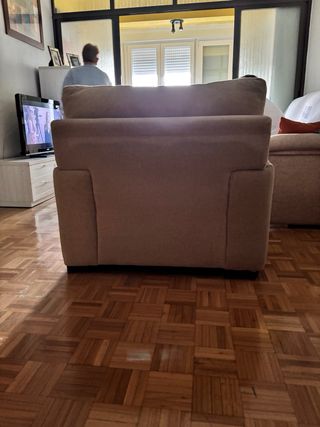 Sillón de tela beige