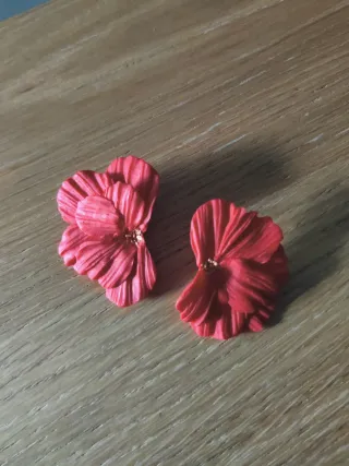 Pendientes de flor rojos y dorados