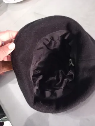 Gorro de fieltro negro con flor