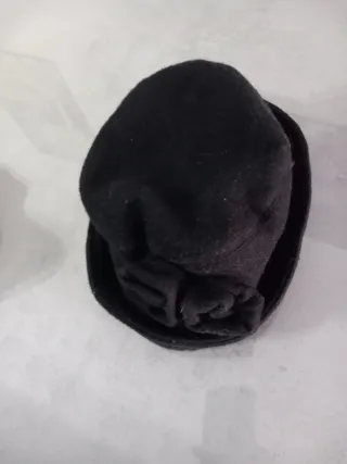 Gorro de fieltro negro con flor