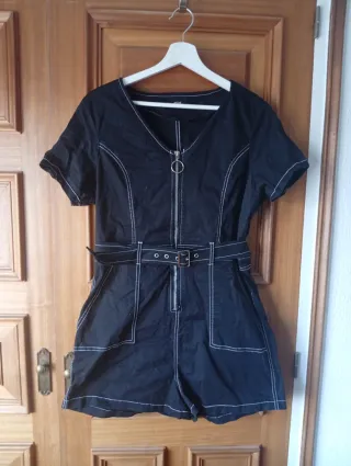 Mono negro con cremallera y cinturón talla M/L