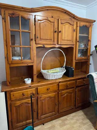 Mueble de salón de madera y cristal