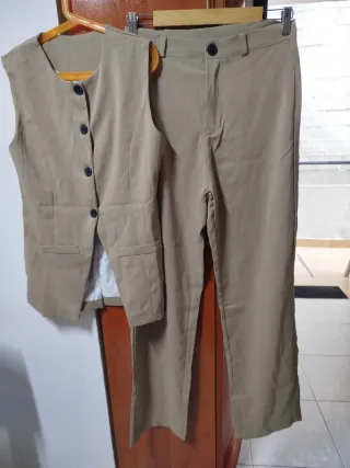 Conjunto chaleco y pantalón beige Talla S