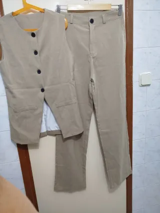 Conjunto chaleco y pantalón beige Talla S