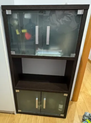 Mueble estantería madera con puertas cristal