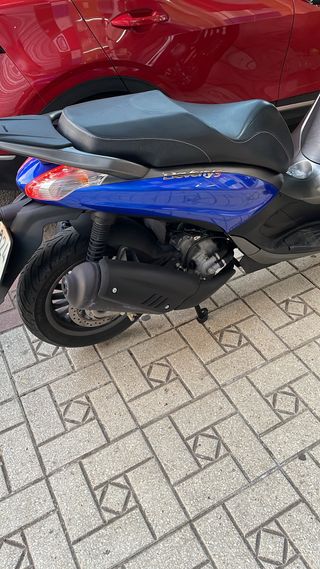 Piaggio Beverly 300 Maxi Scooter