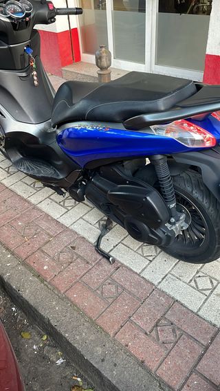 Piaggio Beverly 300 Maxi Scooter