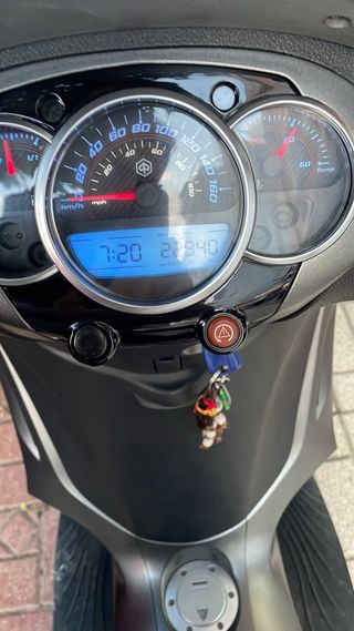 Piaggio Beverly 300 Maxi Scooter
