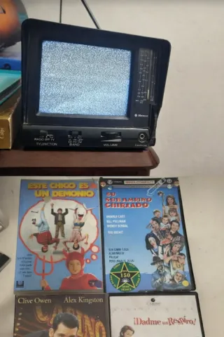 Lote Retro: TV Portátil y  10 VHS Clásicos