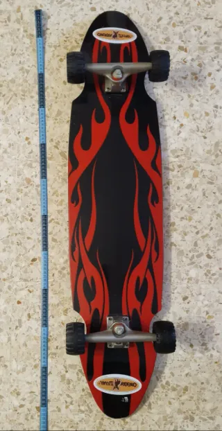 Monopatín Longboard Negro con Llamas Rojas