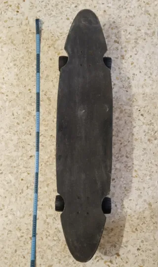 Monopatín Longboard Negro con Llamas Rojas