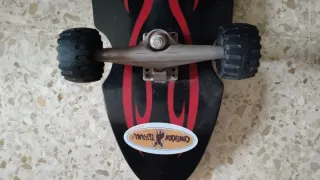 Monopatín Longboard Negro con Llamas Rojas