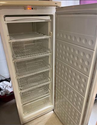 Congelatore verticale bianco