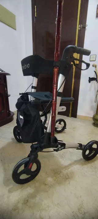 Andador para mayores con asiento y bolsa