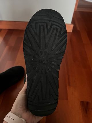 Botas UGG pretas cano médio