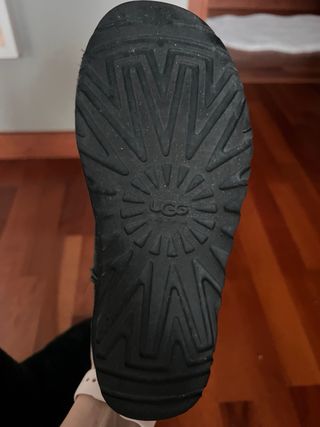 Botas UGG pretas cano médio