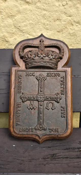 Escudo de Asturias de hierro en fondo de madera