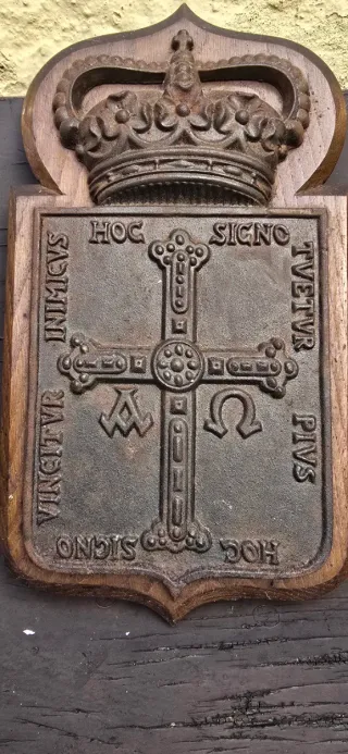 Escudo de Asturias de hierro en fondo de madera