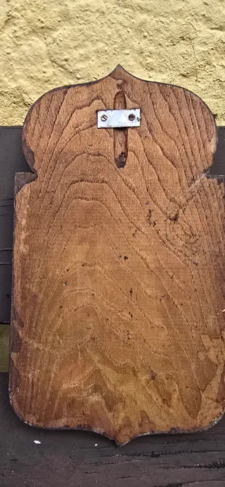 Escudo de Asturias de hierro en fondo de madera