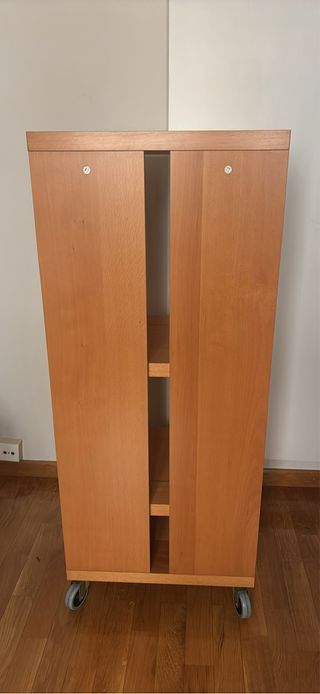 Mueble estantería con ruedas