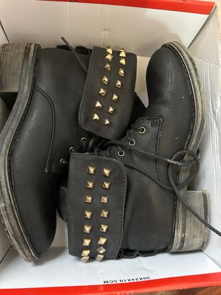 Botas Corina negras con tachuelas