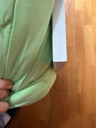 Cama blanca con cajones de madera