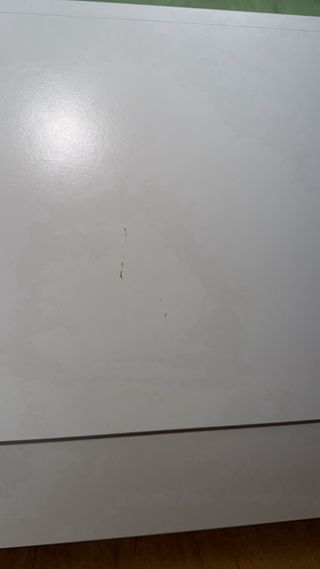 Cama blanca con cajones de madera