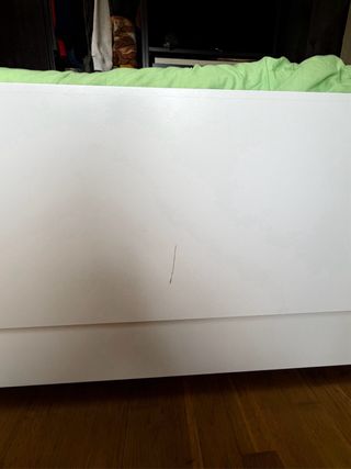 Cama blanca con cajones de madera