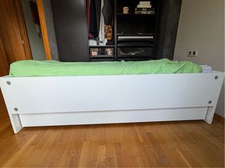 Cama blanca con cajones de madera