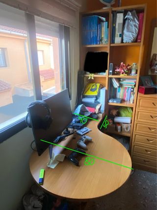 Escritorio y estantería de madera de pino