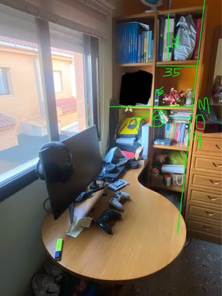 Escritorio y estantería de madera de pino