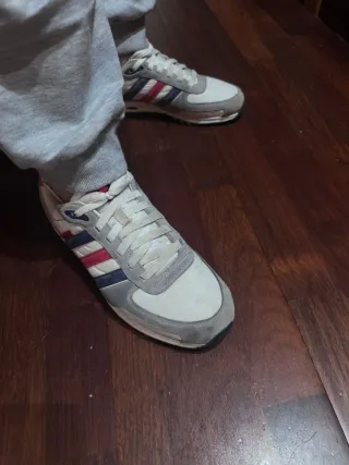 Zapatillas Adidas grises y blancas