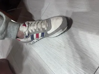 Zapatillas Adidas grises y blancas