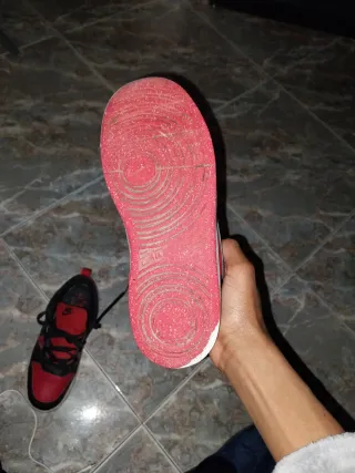 Zapatillas Nike Negras y Rojas