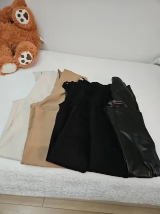 Pantalones beige y negros