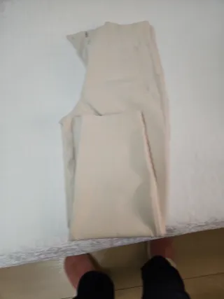 Pantalones beige y negros