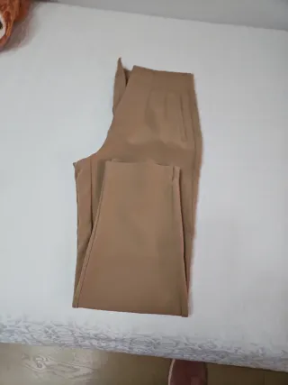 Pantalones beige y negros