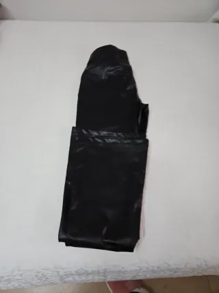 Pantalones beige y negros