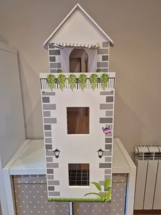 Casita de muñecas de madera
