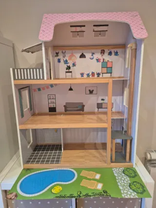 Casita de muñecas de madera