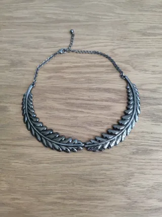 Collar gargantilla plateado con diseño de hojas