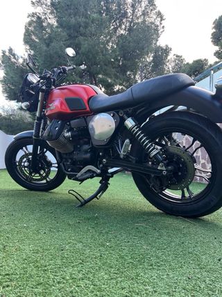 Moto Guzzi V7 Stone Roja y Negra
